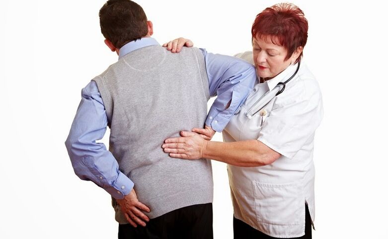 khám bệnh cho bệnh nhân đau lưng