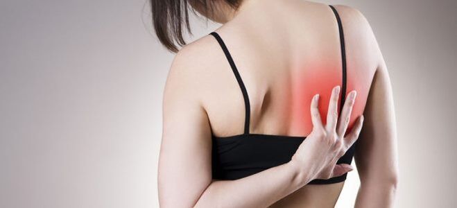 Đau lưng nhiều hơn khi di chuyển là dấu hiệu của thoái hóa khớp ngực