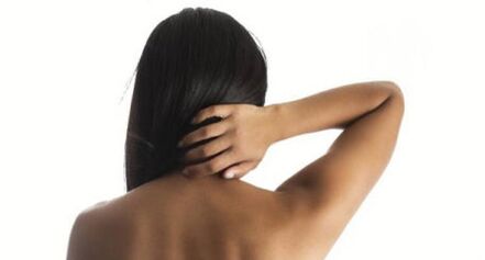 Cô gái cho thấy cổ của mình từ sorone của phía sau