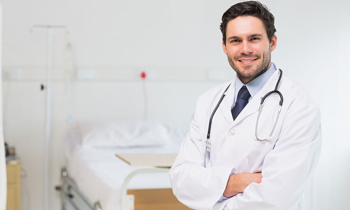 bác sĩ kê đơn thuốc điều trị viêm tuyến tiền liệt dựa trên kết quả xét nghiệm