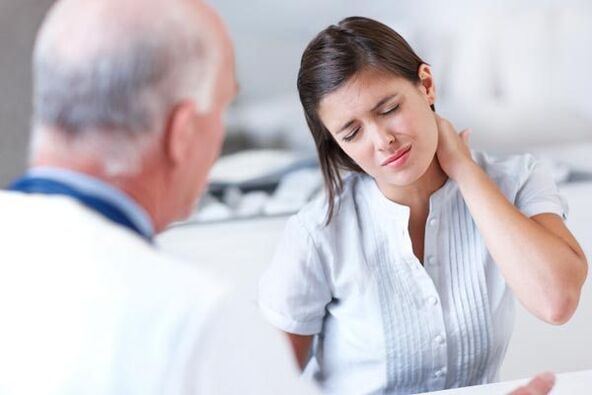 đến gặp bác sĩ chuyên khoa về thoái hóa đốt sống cổ
